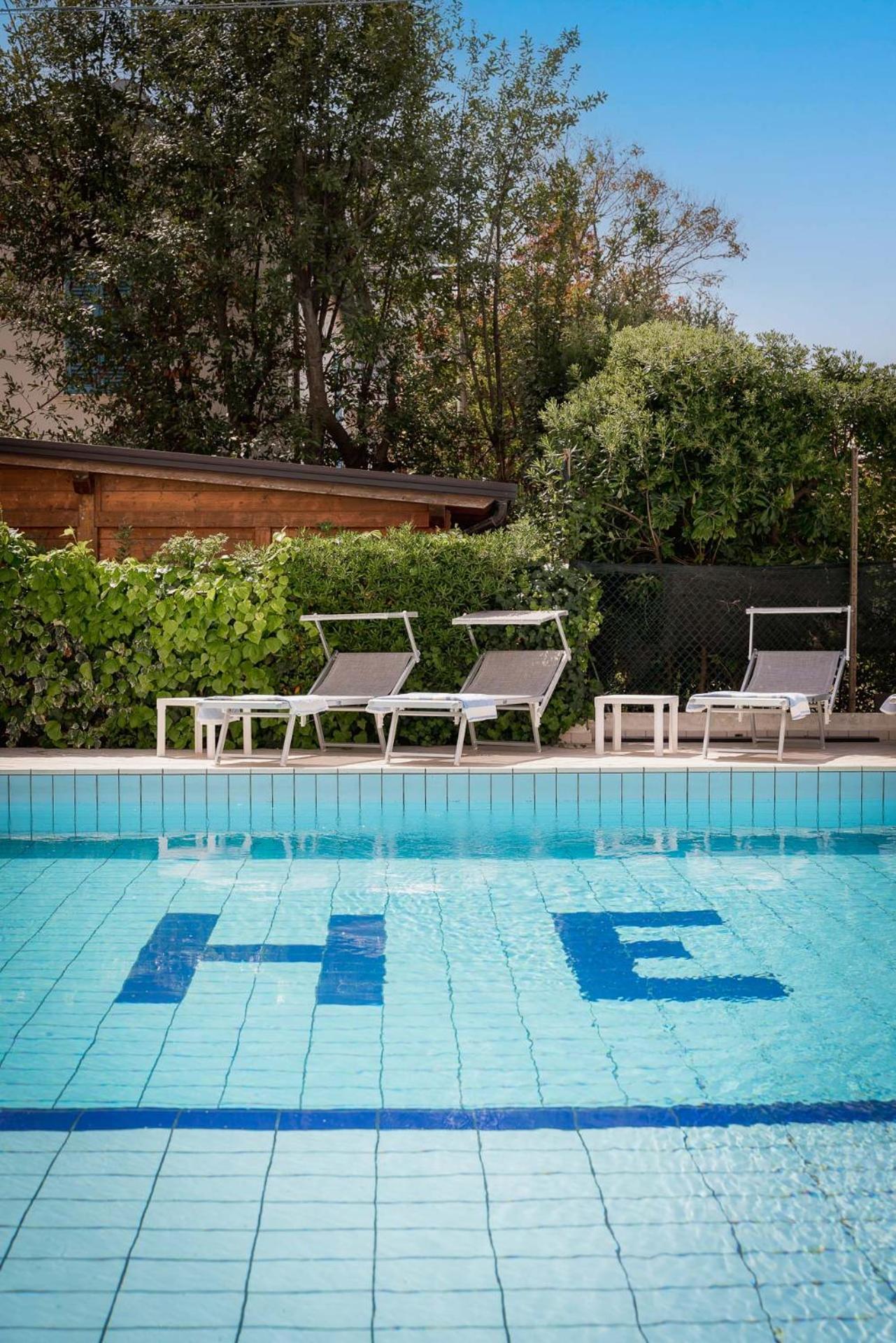 Hotel Embassy ริชโชเน ภายนอก รูปภาพ